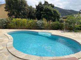 Spacious holiday home in Monticello with private pool, hotel in Monticello