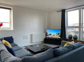 Modern & Spacious Penthouse in North London, hotel i nærheden af Neasden Station, London