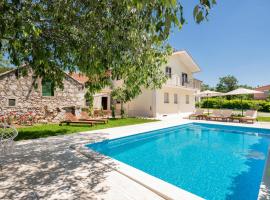 Gorgeous Home In Lovrec With Outdoor Swimming Pool, hotel u gradu Lovreć