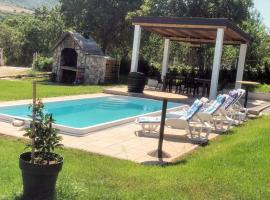 Villa Marie with pool, two bedrooms for 4+2kids，Čavoglave的有停車位的飯店