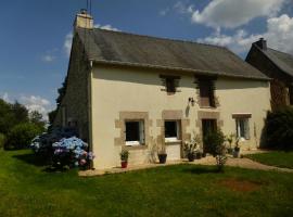 Belle maison familiale dans la campagne Bretonne, hotel econômico em La Croix-Helléan