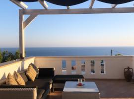 Sunset Apartments, hotel with parking in Évdhilos