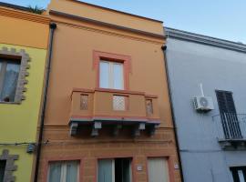 Appartamento su palazzina storica in centro a Sant'Antioco、サンタンティーオコのホテル