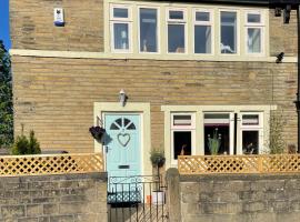 Cute and cosy 2 bed cottage، فندق في Honley