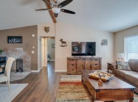 Amazing 3 Bed, 2 Bath Cabin b/t Flagstaff & Sedona, hotel en Munds Park