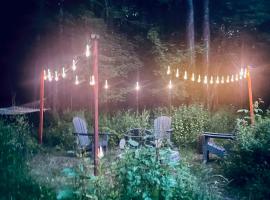 Cozy Cottage with Jacuzzi, Sauna, Fire Pit and Reading Nook!, hotel a Livingston Manor