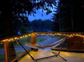 Cozy 2 bedroom cabin next to trails and beaches., hotel en Pender Island