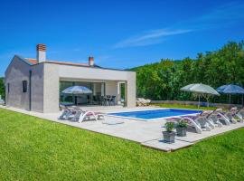 Amazing Home In Trget With Outdoor Swimming Pool, hotel en Trget