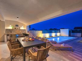 Apartment Zala with own pool, hišnim ljubljenčkom prijazen hotel v Ližnjanu