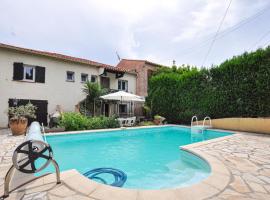 2 Bedroom Nice Apartment In Cogolin, hotel i Cogolin