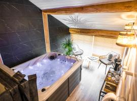 Les Charmes du Lac Gite Romantique avec jacuzzi privatif, Hotel in Saint-Cyr