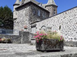 Maison du Chevalier des Huttes - Table et Chambres d'hôtes, hotel dengan parkir di Vic sur Cere