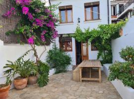 Preciosa casa de pueblo con vistas y patio, holiday home in Jimena de la Frontera