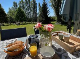 Le Vieil Home, au pied de la cité médiévale, Hotel in La Haute-Chapelle