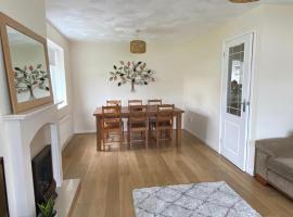 Isle of Anglesey Spacious Home, rumah liburan di Llanfairpwllgwyngyll