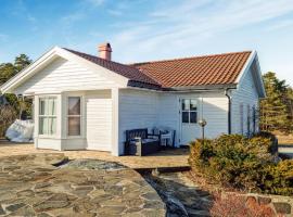 Cozy Home In Sndeled With Kitchen, hotel bajet di Søndeled