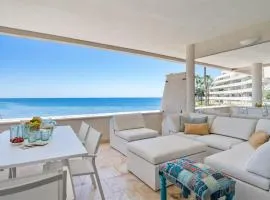 Beach-line apartment with 3 bedrooms in Estepona