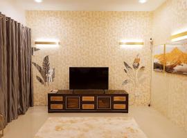 Amazing 4 bedroom townhouse with ample parking, hytte i Kota Samarahan