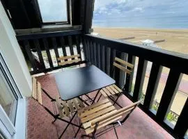 Appartement de 3 chambres a Benerville sur Mer a 10 m de la plage avec vue sur la mer balcon et wifi