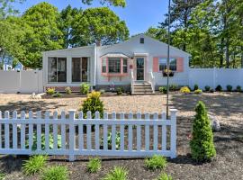 Adorable West Yarmouth Home about 2 Mi to Beach!, hotell i West Yarmouth