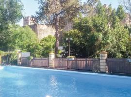 Amazing Home In El Coronil With Wifi, Private Swimming Pool And Outdoor Swimming Pool, rumah kotej di El Coronil
