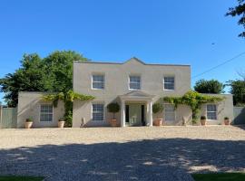 Large Country House - Hot Tub - Pool Table - BBQ - 5 Bedrooms - Log Burner, hotel with parking in Three Legged Cross