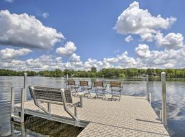 Cumberland Retreat with Lakefront Yard and Dock, hotel u gradu Cumberland