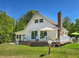 Breezy Silver Lake Getaway Fishing Dock, Grill!, hotel v destinácii Mears