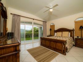 Los Suenos Resort Colina 5E two bedroom by Stay in CR, hotel med jacuzzi i Herradura