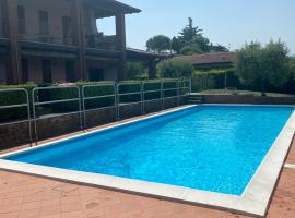 Apartment with swimming pool in Manerba del Garda, viešbutis mieste Montinelle