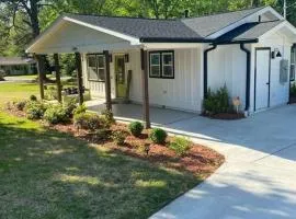 Cozy 2-bedroom Farmhouse with parking on premise