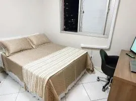 QUARTO TOP no CENTR0 com Cama Box de casal - acomoda até 2 pessoas - Home Office - WIFI - Smart TV com Apps Youtube - Cozinha - banheiro - Sala de Estar - Apto compartilhado com Anfitriões experientes em hospedar - Superhost no BnB 5 estrelas