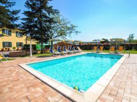 Nice Apartment In Montecatini Terme With Wifi, 2 Bedrooms And Outdoor Swimming Pool: Montecatini Terme'de bir aile oteli