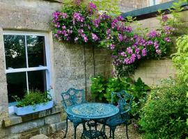 Key Cottage, sleeps 8, mökki kohteessa Brimscombe