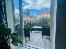 1 bed apartment with terrace & off-road parking, apartment in Bournemouth