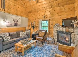 Cozy Retreat with Porch and Double JJ Resort Access!, Hotel in Rothbury