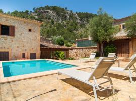 Fabulous Rural House with views to the mountains with swimming pool, hotel in Caimari