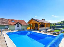 Beautiful Home In Vrhi Pregradski With Outdoor Swimming Pool – dom wakacyjny w mieście Pregrada
