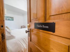 Charlie Room BW Boutique Hotel – willa w mieście Central Lake