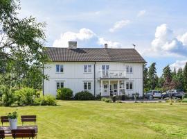 Awesome apartment in Vrnamo with 2 Bedrooms, Jacuzzi and WiFi, hotel sa Värnamo