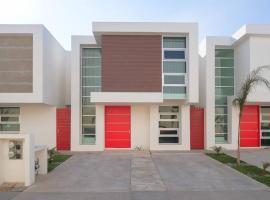 New House / VIP / 1 Block to the Beach, holiday home in Ensenada