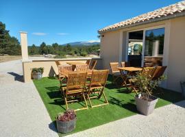 A Ventoux Yourte, Glampingunterkunft in Monieux