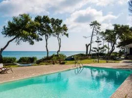 Azzuro Beach House - On the Beach & Private Pool, by ZanteWize