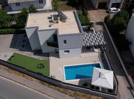 Villa Lumaka Sun - Amazing Home In Brodarica with 4 Bedrooms, Wifi, Outdoor Swimming Pool and Heated Swimming Pool, cottage a Brodarica