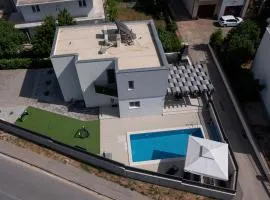 Villa Lumaka Sun - Amazing Home In Brodarica with 4 Bedrooms, Wifi, Outdoor Swimming Pool and Heated Swimming Pool