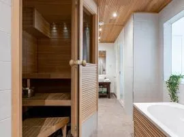 "PENTHOUSE" - Renovated 1BR Apt with Sauna & 60m2 Private Terrace