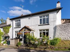 Haldon View - Characterful Devon cottage boasts stunning countryside views and hot tub, hotel with jacuzzis in Teignmouth
