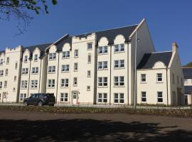 Luxury 2-bedroom apartment near beach in St Andrews, hotell i St Andrews