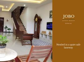 JOBO Guest House 4BR: Karangploso şehrinde bir otel