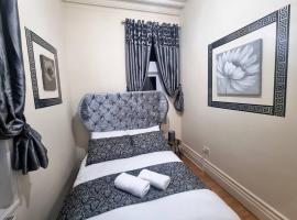*G11H* for a cosy luxurious lovely stay + Free Parking + Free Fast WiFi perfect for work or pleasure*, appartement in Bramley